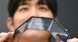 Samsung presenta su primer 'smartphone' plegable con tres pantallas