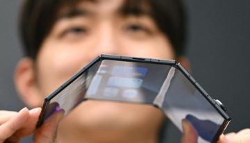 Samsung presenta su primer 'smartphone' plegable con tres pantallas