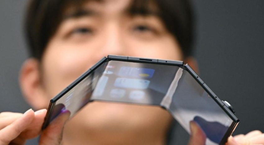 Samsung presenta su primer 'smartphone' plegable con tres pantallas