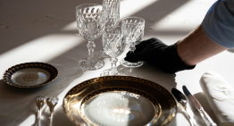 Detenido el tesorero del Elíseo, que saqueó más de 100 piezas de la vajilla de Macron y se las vendió a un trabajador del Louvre