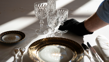 Detenido el tesorero del Elíseo, que saqueó más de 100 piezas de la vajilla de Macron y se las vendió a un trabajador del Louvre