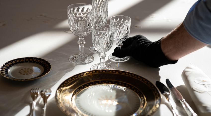 Detenido el tesorero del Elíseo, que saqueó más de 100 piezas de la vajilla de Macron y se las vendió a un trabajador del Louvre