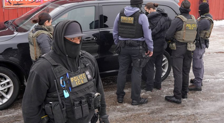 Qué es el ICE, la agencia de inmigración de EE.UU. creada tras el 11S con agentes de paisano y máscaras detrás de la mujer muerta a tiros en Mineápolis