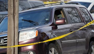 Un agente de inmigración mata a tiros a una mujer que intentó atropellarlo en un control en Mineápolis