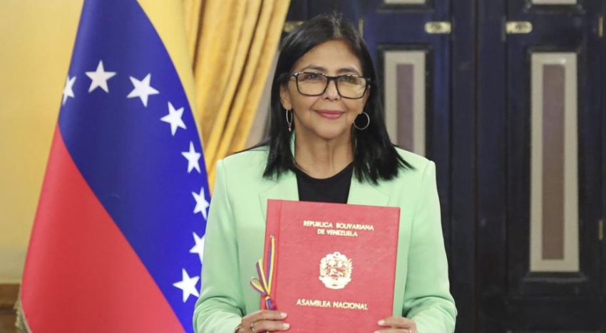Delcy Rodríguez promete abrir la economía de Venezuela para complacer a Trump