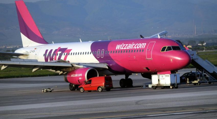 Unos 150 pasajeros de dos vuelos ocupan la pista de un aeropuerto italiano para protestar por un desvío