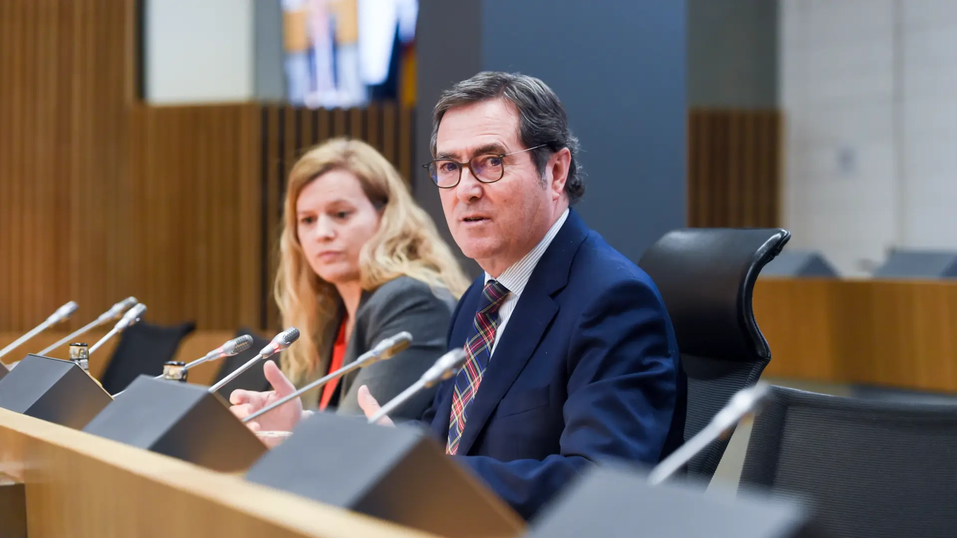 Los empresarios rechazan el incentivo fiscal del Gobierno al salario mínimo y alejan la posibilidad de un acuerdo tripartito