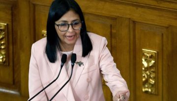 ¿Cómo se explica la asombrosa resiliencia de Delcy Rodríguez?