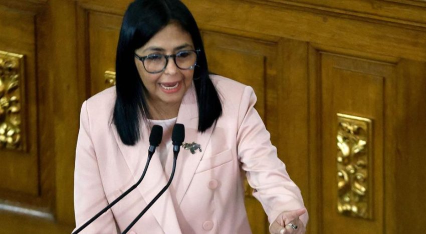 ¿Cómo se explica la asombrosa resiliencia de Delcy Rodríguez?