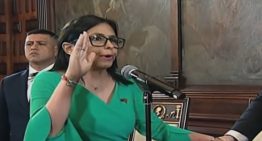 Delcy Rodríguez jura como presidenta encargada de Venezuela mientras Maduro insiste ante el juez en que el presidente es él
