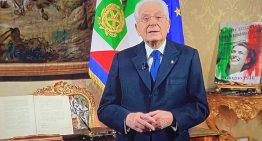 El presidente de Italia lanza un dardo a Putin: «Es repugnante negar la paz»