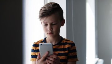 Los siete peligros que corren los niños que hablan con la IA