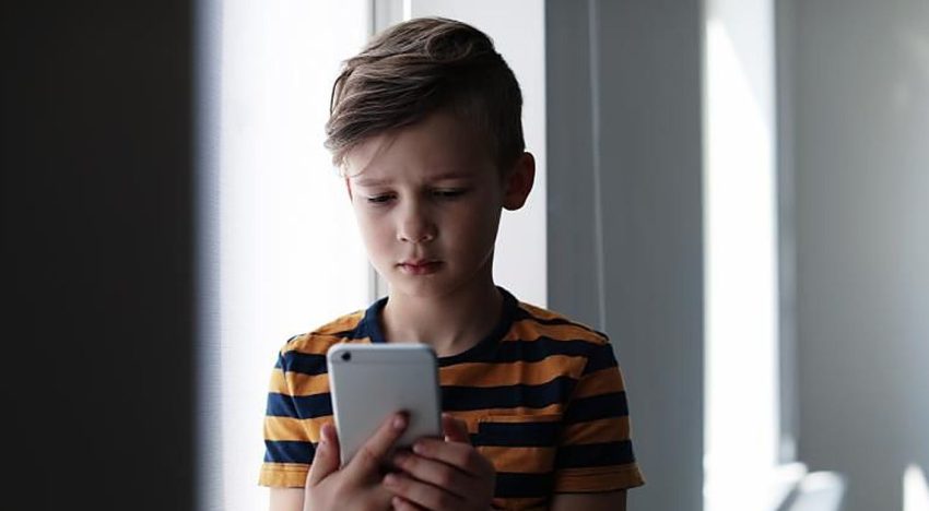 Los siete peligros que corren los niños que hablan con la IA