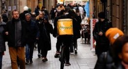 Una mujer obligada a servir café por «ser mujer» y despedida embarazada recibe una indemnización de 50.000 euros