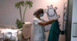 Los pediatras que atendieron al bebé maltratado antes de que llegara a Vall d'Hebron atribuyeron los hematomas genitales a una sonda de orina