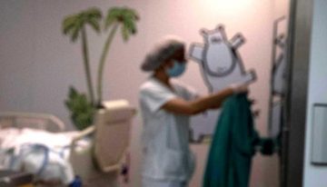 Los pediatras que atendieron al bebé maltratado antes de que llegara a Vall d'Hebron atribuyeron los hematomas genitales a una sonda de orina