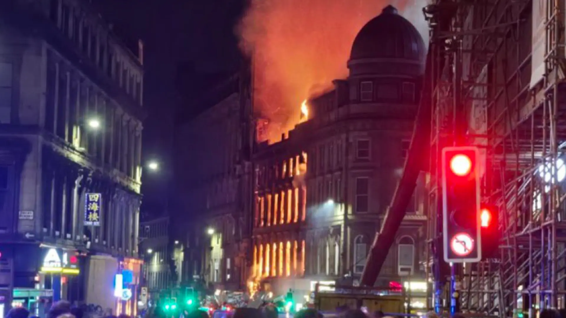 El incendio de una tienda de vapeo desata un espectacular fuego en el centro de Glasgow y causa el colapso de un histórico edificio