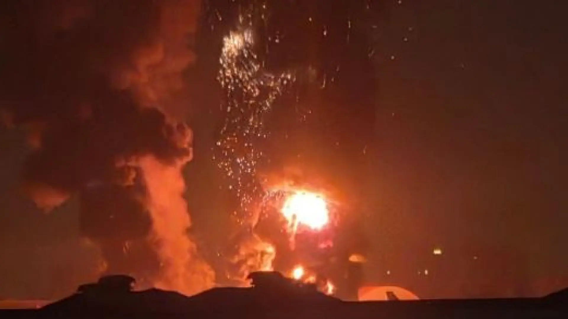 Irán denuncia ataques contra el aeropuerto de Teherán e Israel asegura haber destruido el avión del ayatolá Jameneí