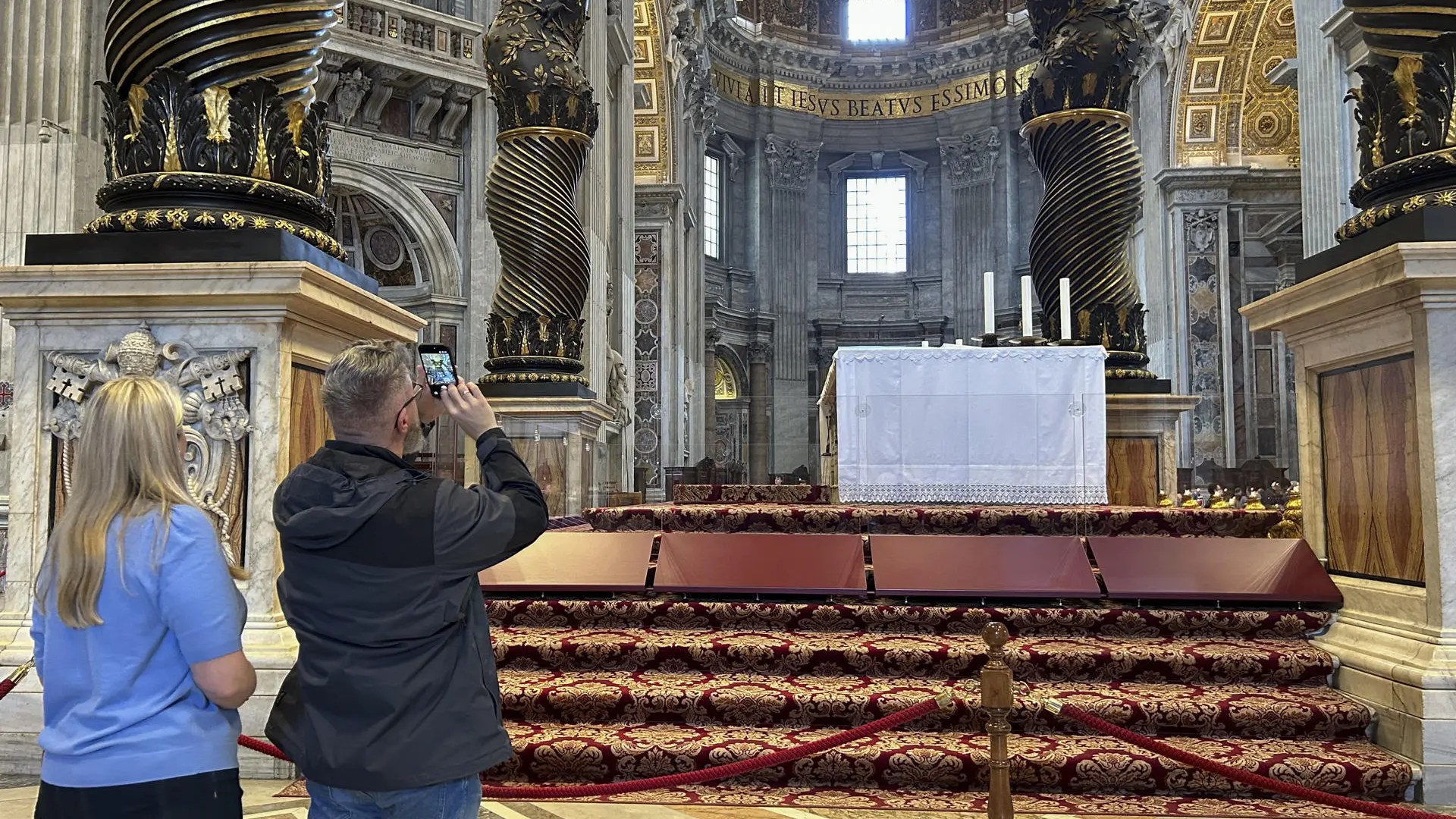 El Vaticano refuerza la protección del Altar Mayor en la basílica de San Pedro tras sufrir varios actos vandálicos