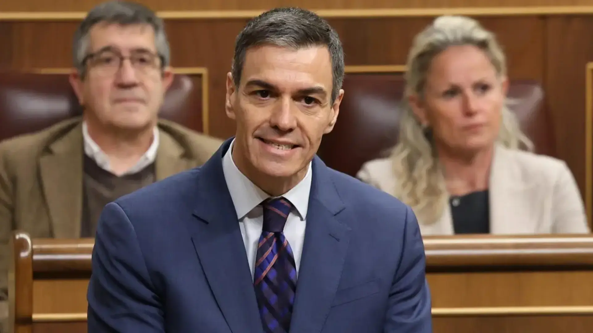 El Gobierno bajará el IVA de las gasolinas y la luz al 10% y recupera parte del escudo social