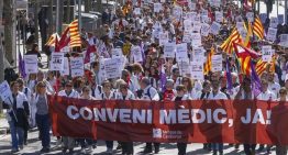 Mil médicos salen a las calles de Barcelona en la novena jornada de huelga desde octubre: «Pané, dimisión!»