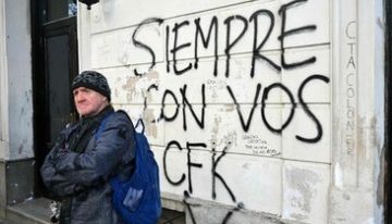 Cristina Kirchner sale de su prisión domiciliaria para ir a juicio en la mayor causa por corrupción de Argentina