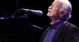 Un alumno de 13 años apuñala a una profesora en el cuello a las puertas de un colegio en Italia