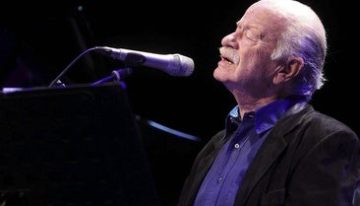 Un alumno de 13 años apuñala a una profesora en el cuello a las puertas de un colegio en Italia