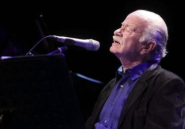 Un alumno de 13 años apuñala a una profesora en el cuello a las puertas de un colegio en Italia