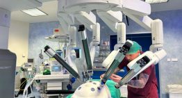 Los hospitales de Vic, Igualada, Terrassa, Mataró y Calella compran un lote conjunto de robots quirúrgicos: «Nos hemos ahorrado un 21% del coste»