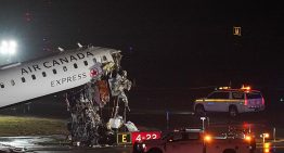 Al menos dos muertos y varios heridos al colisionar un avión contra un camión de bomberos en el aeropuerto de LaGuardia (Nueva York)