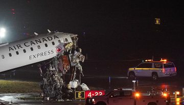 Al menos dos muertos y varios heridos al colisionar un avión contra un camión de bomberos en el aeropuerto de LaGuardia (Nueva York)