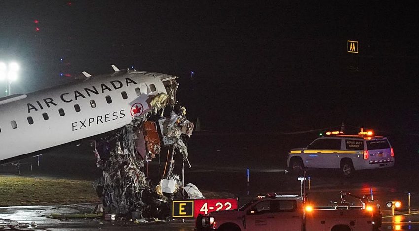 Al menos dos muertos y varios heridos al colisionar un avión contra un camión de bomberos en el aeropuerto de LaGuardia (Nueva York)