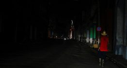 Pasajeros con linternas en el aeropuerto de La Habana debido al apagón generalizado