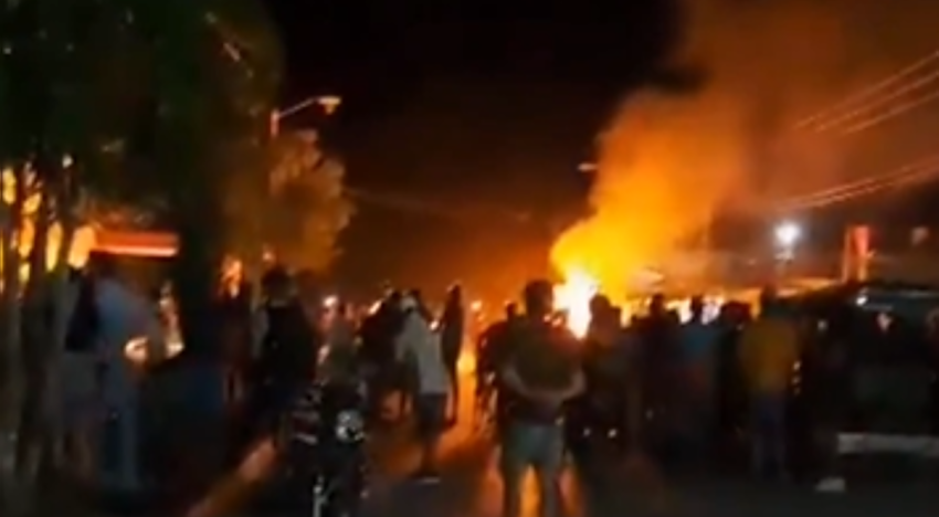 Manifestantes toman una sede del Partido Comunista de Cuba y queman mobiliario