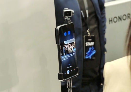 De las gafas de Batman al robot secretario: los 'gadgets' más curiosos del Mobile World Congress