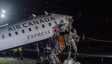 La radio del accidente mortal del avión en LaGuardia y un camión de bomberos: «Estaba en una emergencia antes y la he liado»