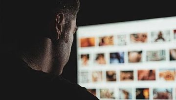 «Una colección con la que sueña todo amante de los chicos»: así hacen negocio con la pornografía infantil hecha con IA