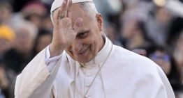 Con el Papa ha topado Trump: el pulso con Roma indigna hasta a los suyos