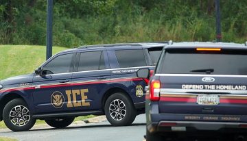 Francia anuncia la repatriación de la octogenaria detenida por el ICE