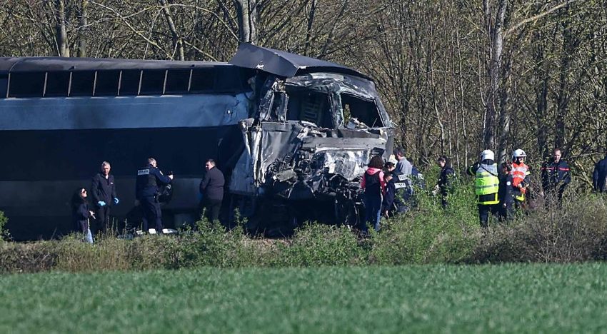 Un muerto y decenas de heridos tras colisionar un tren con un camión militar en un paso a nivel en Francia