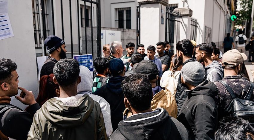 La derecha francesa carga contra Sánchez por la regularización y propone convertir a España en «un paria»