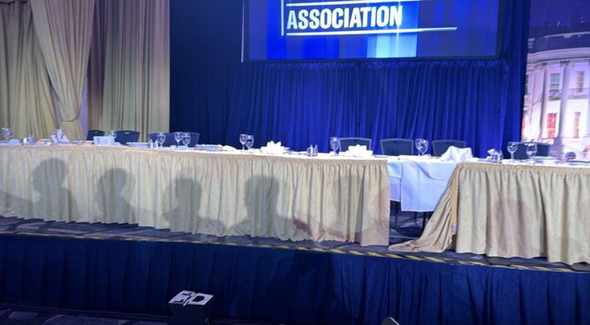 Evacúan a Trump de una cena con periodistas tras escucharse unos disparos