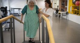 Sanidad y las autonomías actualizan los protocolos para prevenir las caídas, que provocan 12 muertes al día