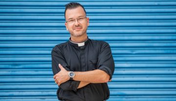 El guía espiritual de la clase artística, padre Orlando Lugo: “Me siento más pleno”