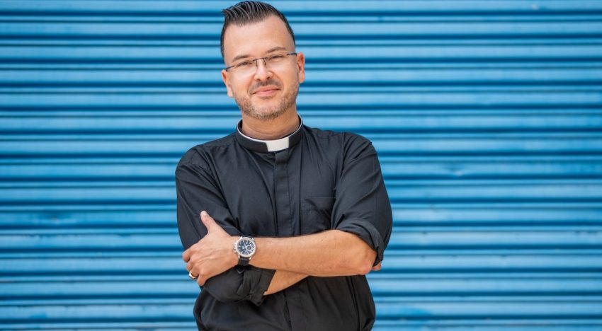 El guía espiritual de la clase artística, padre Orlando Lugo: “Me siento más pleno”