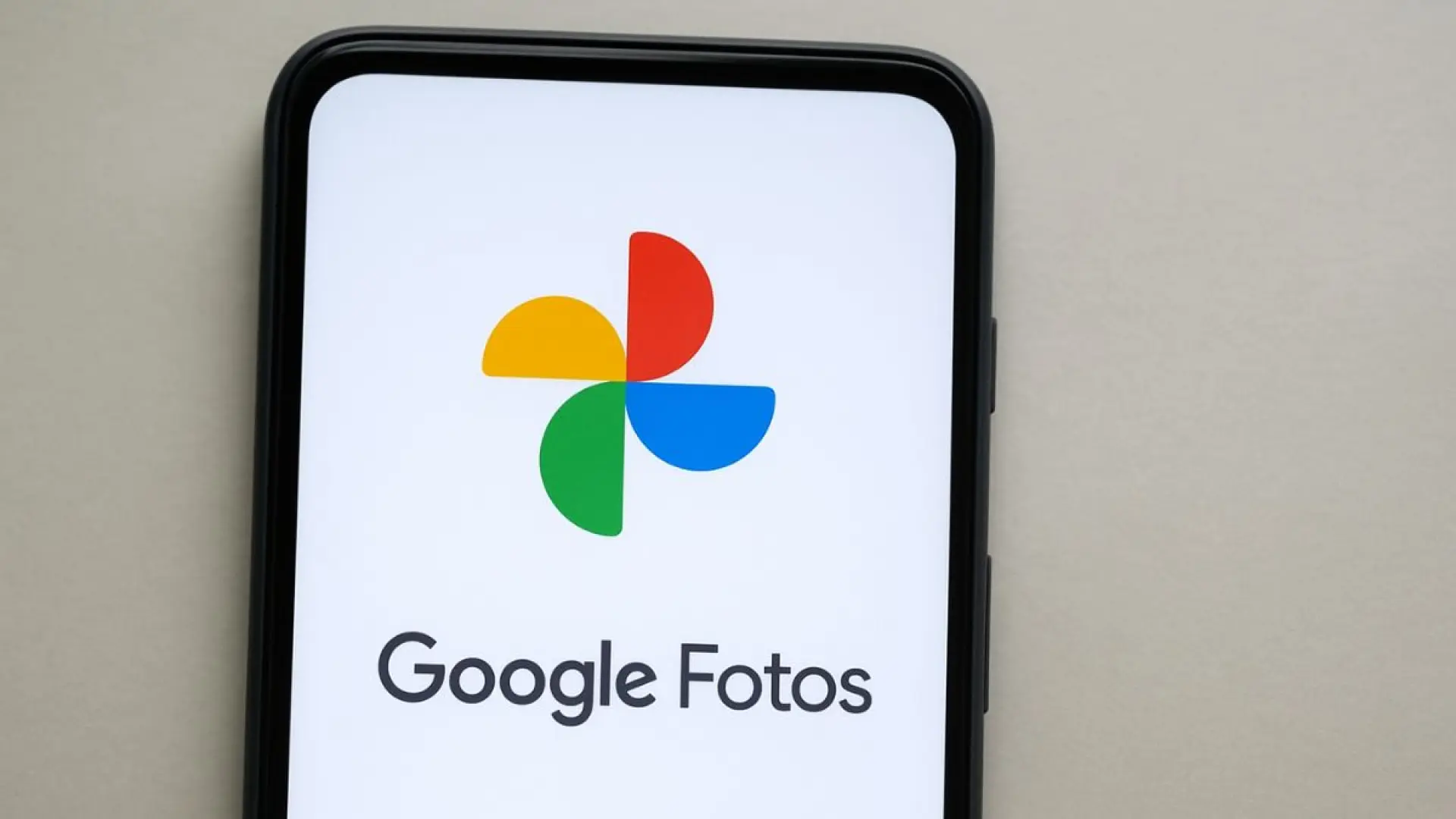 Google Fotos añade una nueva función con IA para retocar las fotos con un simple toque