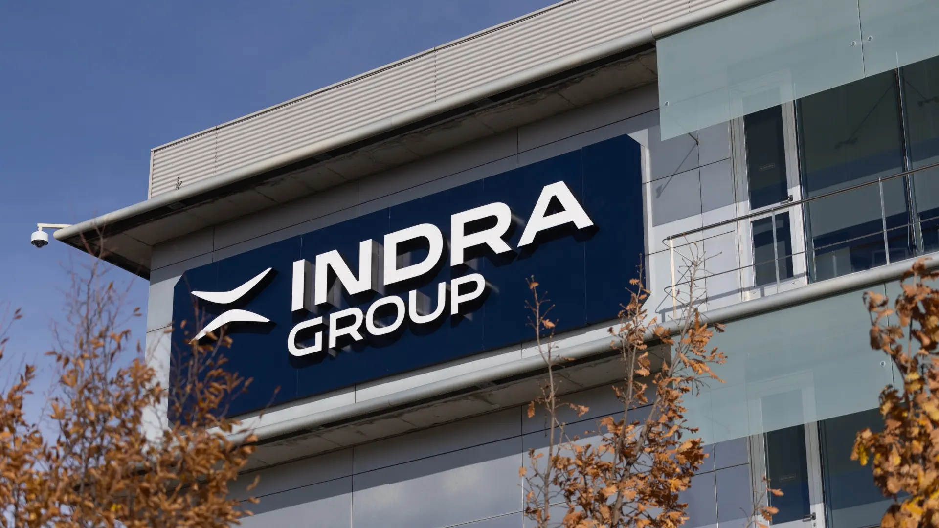 Remontar el vuelo en bolsa, estabilizar el consejo y retomar las compras: los retos de Indra sin Escribano