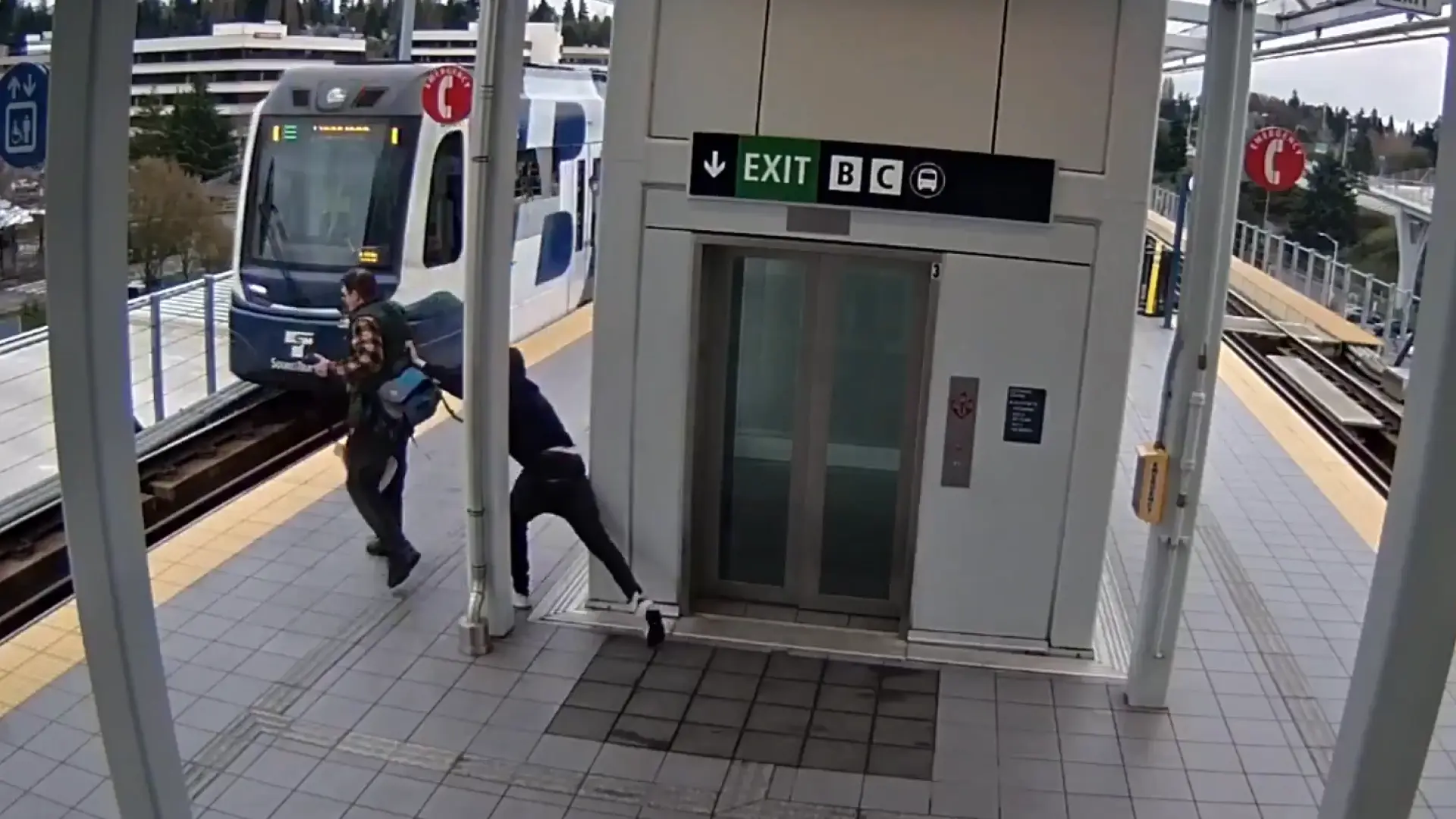 Un hombre intenta empujar a un desconocido a las vías del tren en Seattle