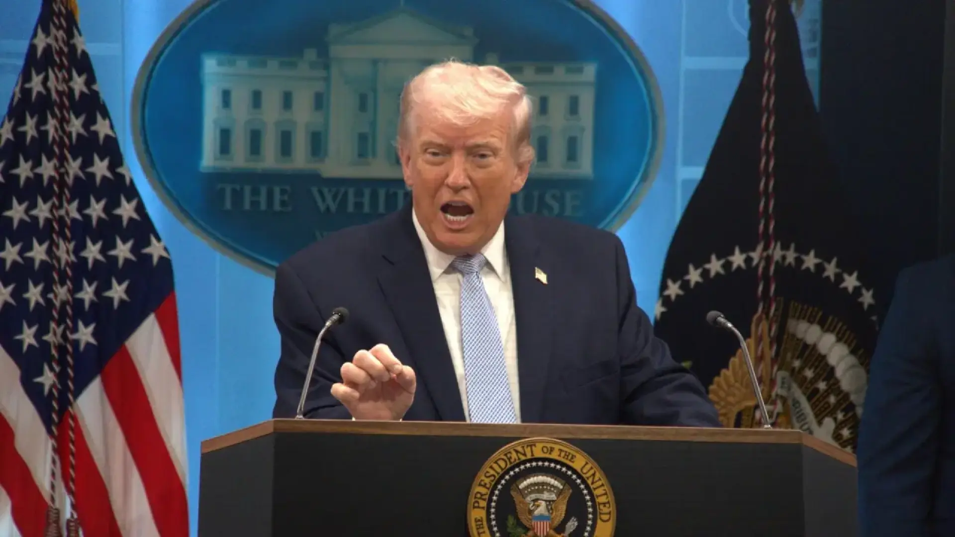 Trump concede otras dos semanas a Irán para reabrir Ormuz y decreta un alto el fuego provisional